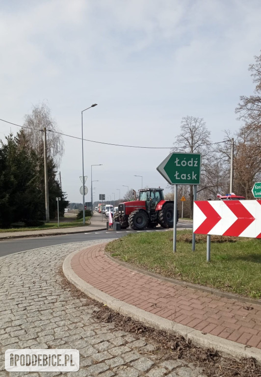 Rolnicy zablokowali rondo w Uniejowie. Trwają protesty w powiecie poddębickim