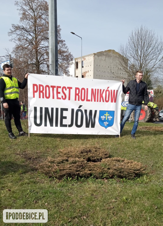 Rolnicy zablokowali rondo w Uniejowie. Trwają protesty w powiecie poddębickim