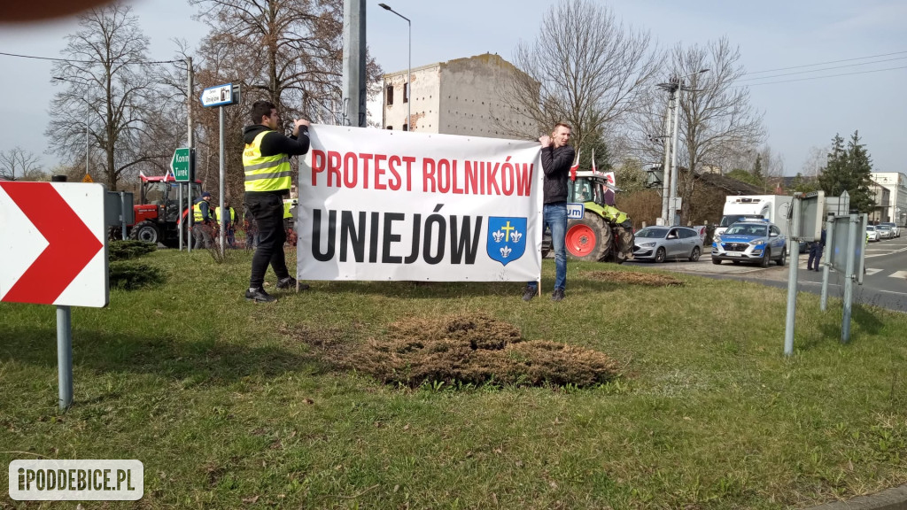 Rolnicy zablokowali rondo w Uniejowie. Trwają protesty w powiecie poddębickim