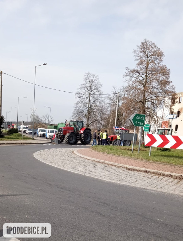 Rolnicy zablokowali rondo w Uniejowie. Trwają protesty w powiecie poddębickim