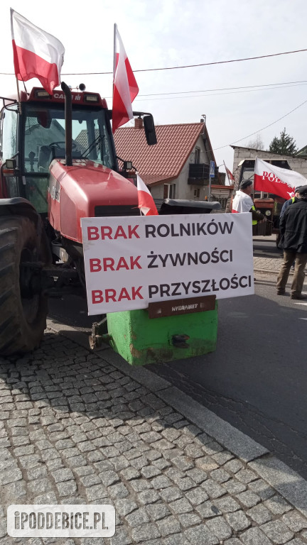 Rolnicy zablokowali rondo w Uniejowie. Trwają protesty w powiecie poddębickim