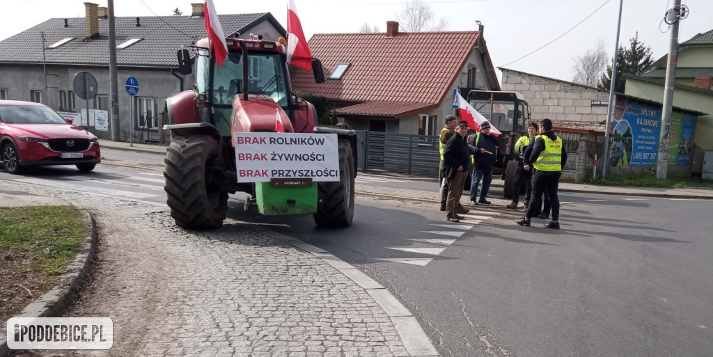 Rolnicy zablokowali rondo w Uniejowie. Trwają protesty w powiecie poddębickim