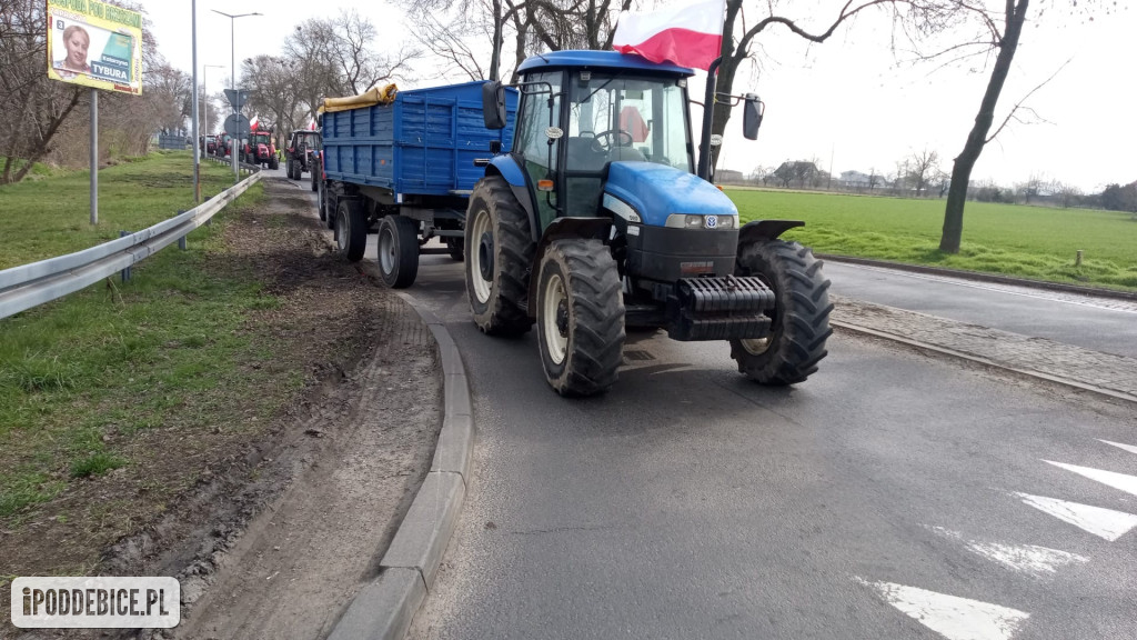 Rolnicy zablokowali rondo w Uniejowie. Trwają protesty w powiecie poddębickim