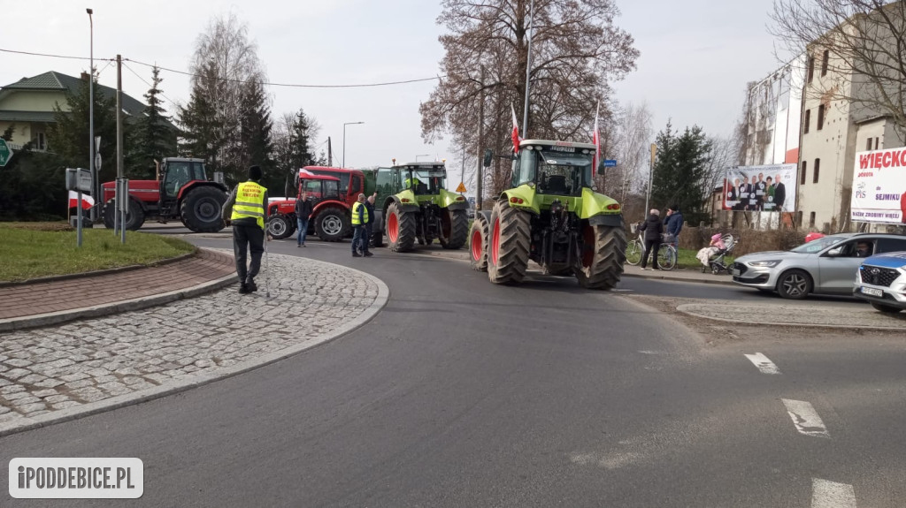 Rolnicy zablokowali rondo w Uniejowie. Trwają protesty w powiecie poddębickim