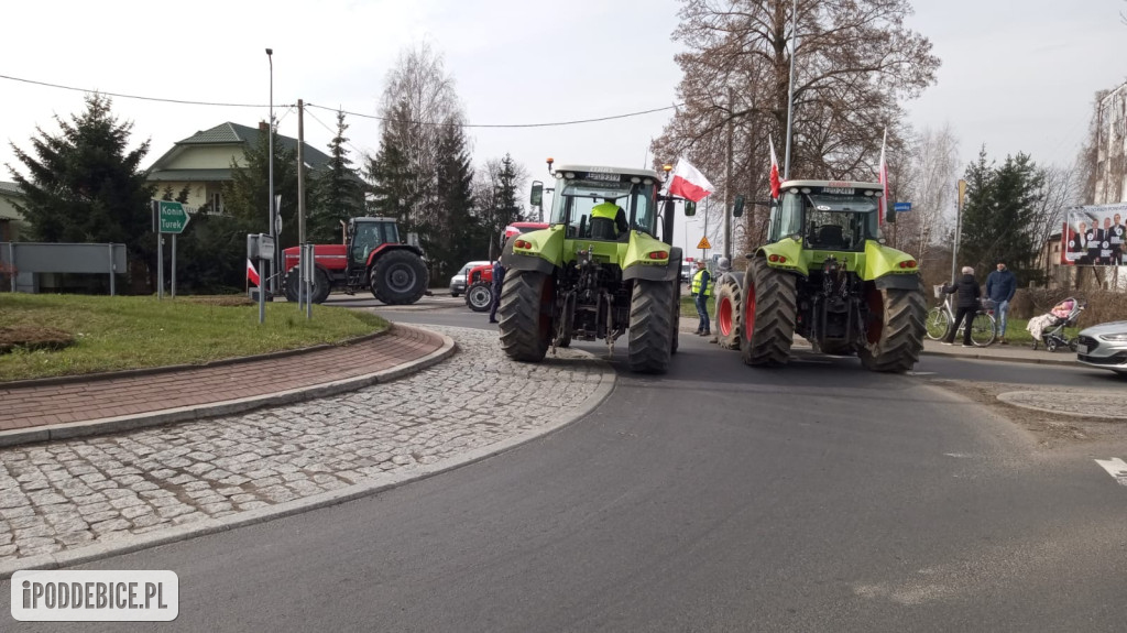 Rolnicy zablokowali rondo w Uniejowie. Trwają protesty w powiecie poddębickim