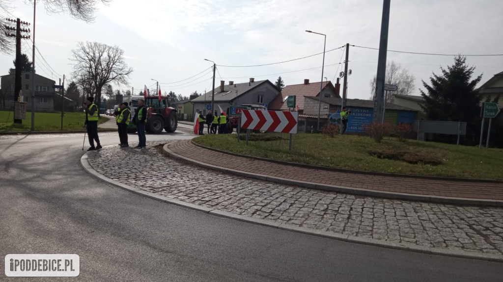 Rolnicy zablokowali rondo w Uniejowie. Trwają protesty w powiecie poddębickim