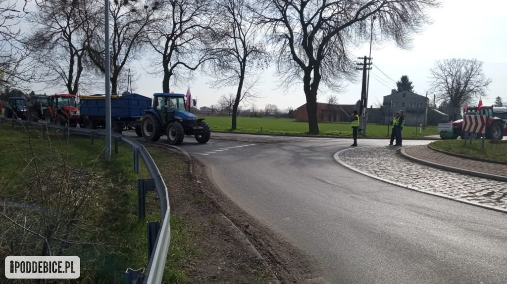 Rolnicy zablokowali rondo w Uniejowie. Trwają protesty w powiecie poddębickim