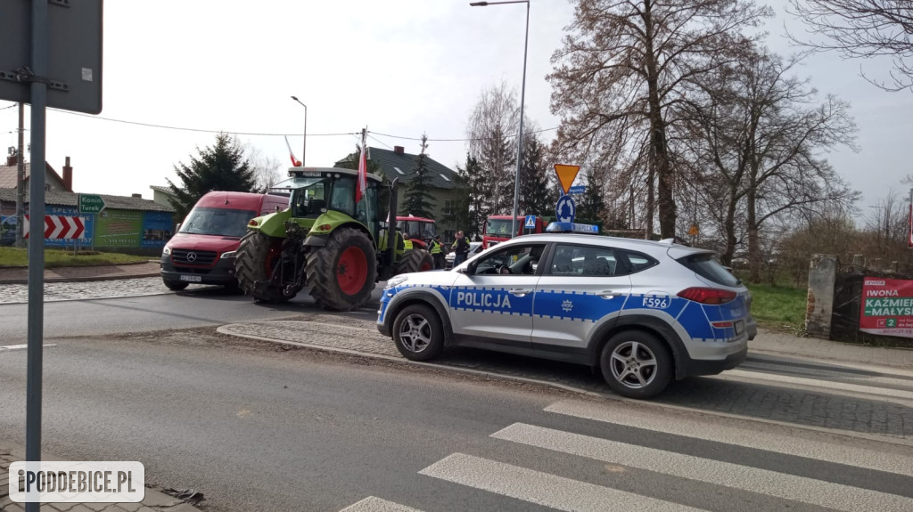 Rolnicy zablokowali rondo w Uniejowie. Trwają protesty w powiecie poddębickim