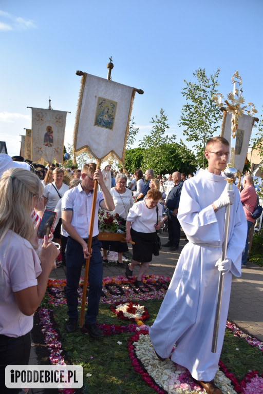 Tak wyglądało Boże Ciało w znanym z kwietnych dywanów Spycimierzu