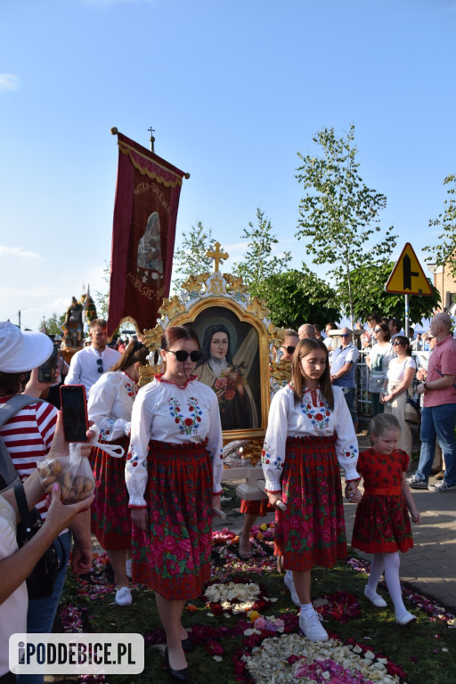 Tak wyglądało Boże Ciało w znanym z kwietnych dywanów Spycimierzu