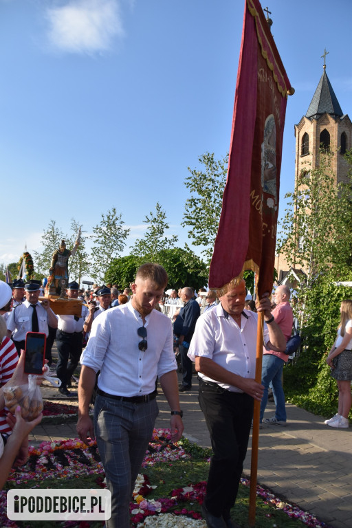 Tak wyglądało Boże Ciało w znanym z kwietnych dywanów Spycimierzu