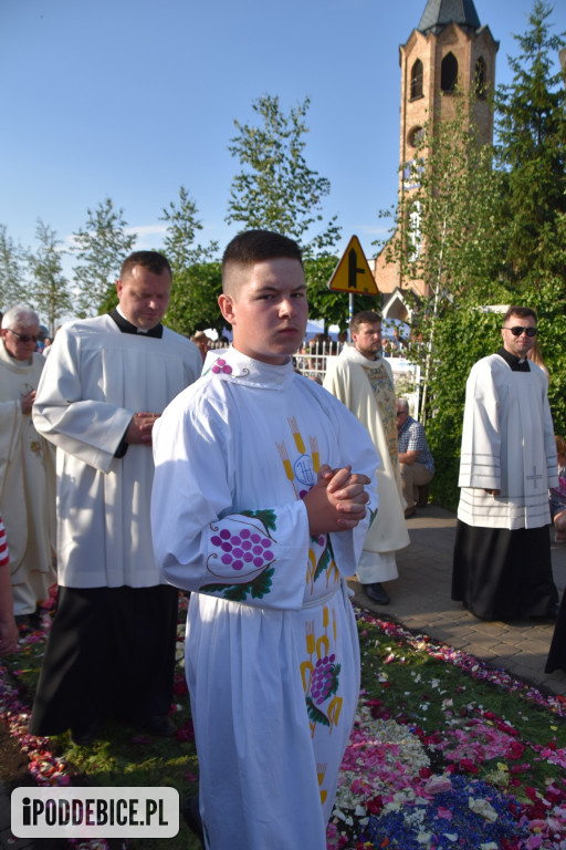 Tak wyglądało Boże Ciało w znanym z kwietnych dywanów Spycimierzu