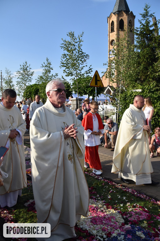 Tak wyglądało Boże Ciało w znanym z kwietnych dywanów Spycimierzu