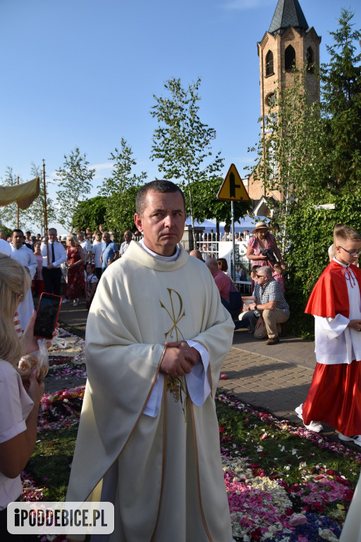 Tak wyglądało Boże Ciało w znanym z kwietnych dywanów Spycimierzu