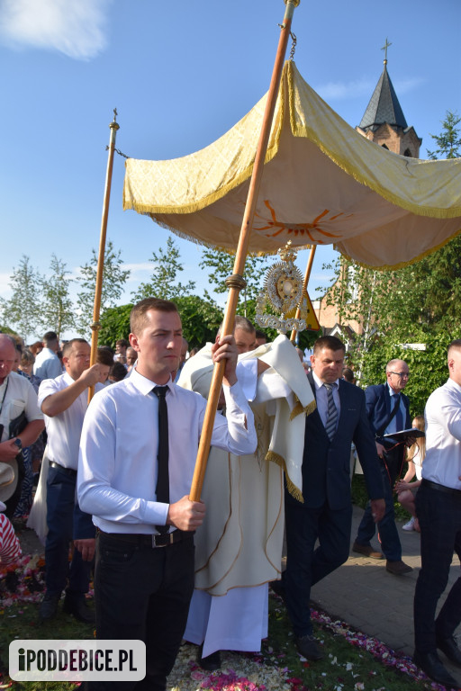 Tak wyglądało Boże Ciało w znanym z kwietnych dywanów Spycimierzu