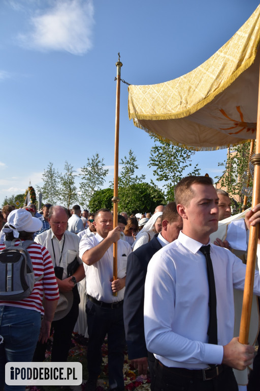 Tak wyglądało Boże Ciało w znanym z kwietnych dywanów Spycimierzu