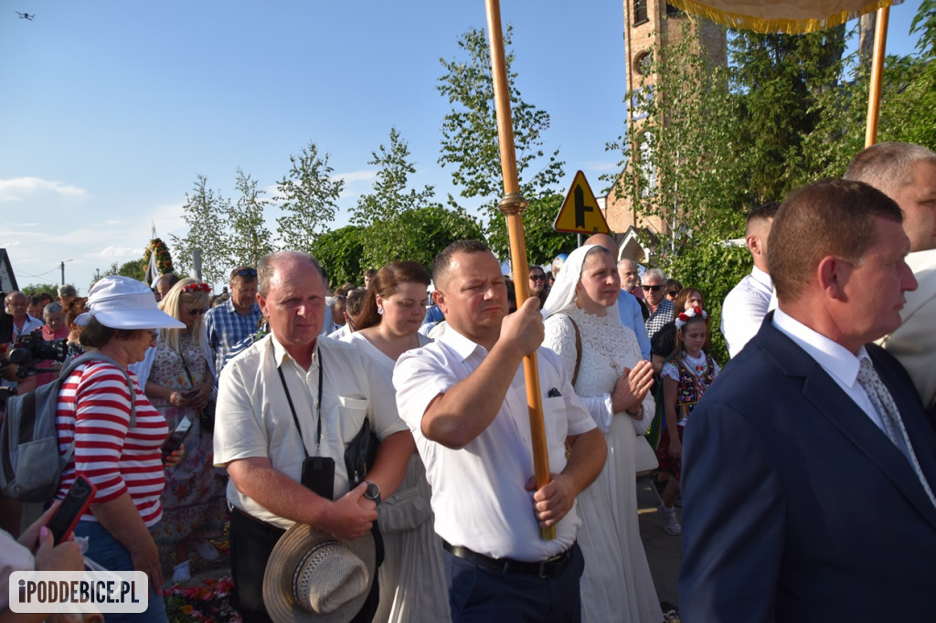 Tak wyglądało Boże Ciało w znanym z kwietnych dywanów Spycimierzu