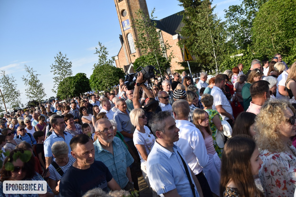 Tak wyglądało Boże Ciało w znanym z kwietnych dywanów Spycimierzu