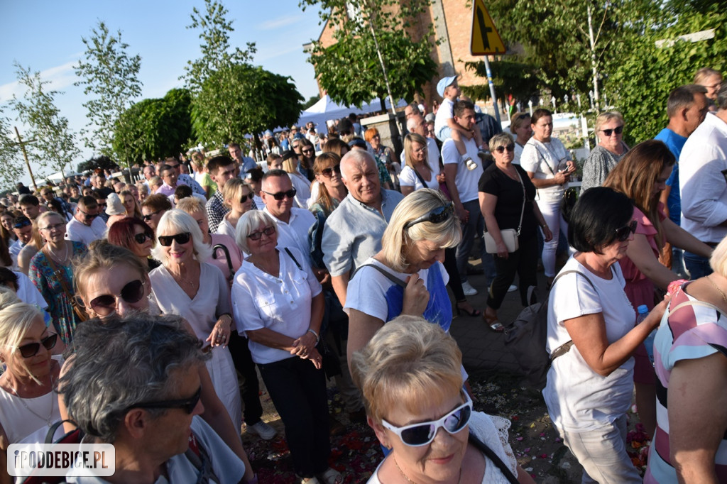 Tak wyglądało Boże Ciało w znanym z kwietnych dywanów Spycimierzu