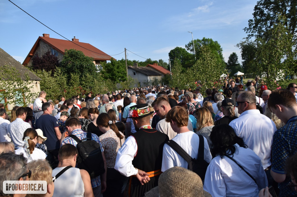 Tak wyglądało Boże Ciało w znanym z kwietnych dywanów Spycimierzu