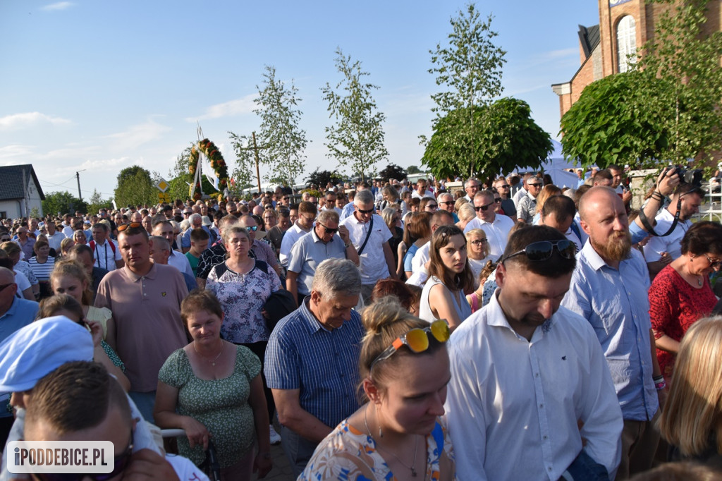 Tak wyglądało Boże Ciało w znanym z kwietnych dywanów Spycimierzu