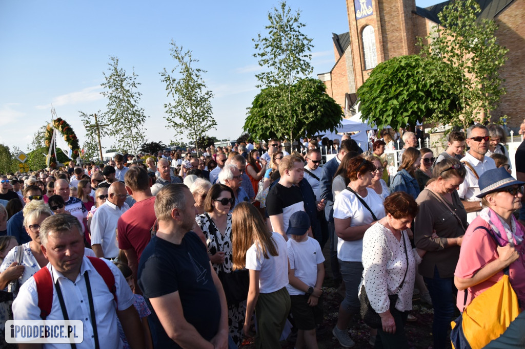 Tak wyglądało Boże Ciało w znanym z kwietnych dywanów Spycimierzu