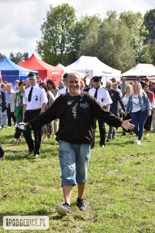 XII Dożynki Powiatu Poddębickiego połączono z Gminno-Parafialnym Świętem Plonów [ZDJĘCIA]