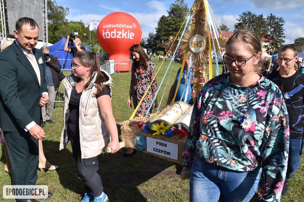 XII Dożynki Powiatu Poddębickiego połączono z Gminno-Parafialnym Świętem Plonów [ZDJĘCIA]