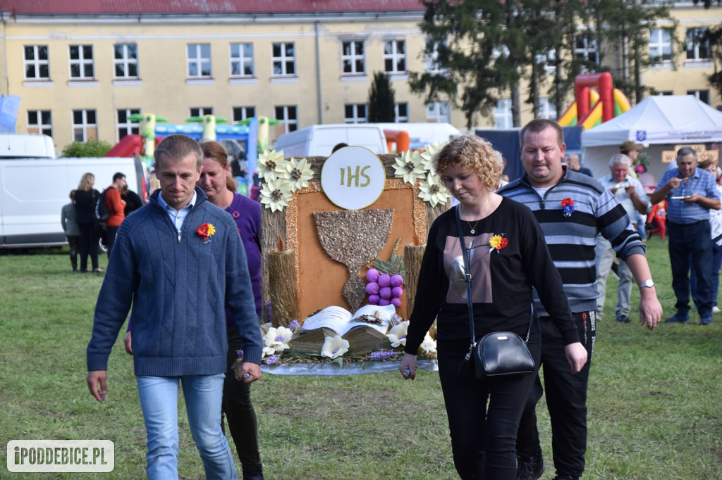 XII Dożynki Powiatu Poddębickiego połączono z Gminno-Parafialnym Świętem Plonów [ZDJĘCIA]