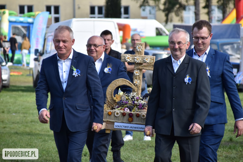 XII Dożynki Powiatu Poddębickiego połączono z Gminno-Parafialnym Świętem Plonów [ZDJĘCIA]