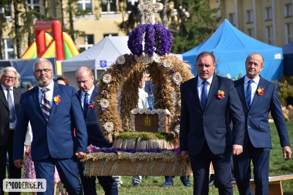 XII Dożynki Powiatu Poddębickiego połączono z Gminno-Parafialnym Świętem Plonów [ZDJĘCIA]