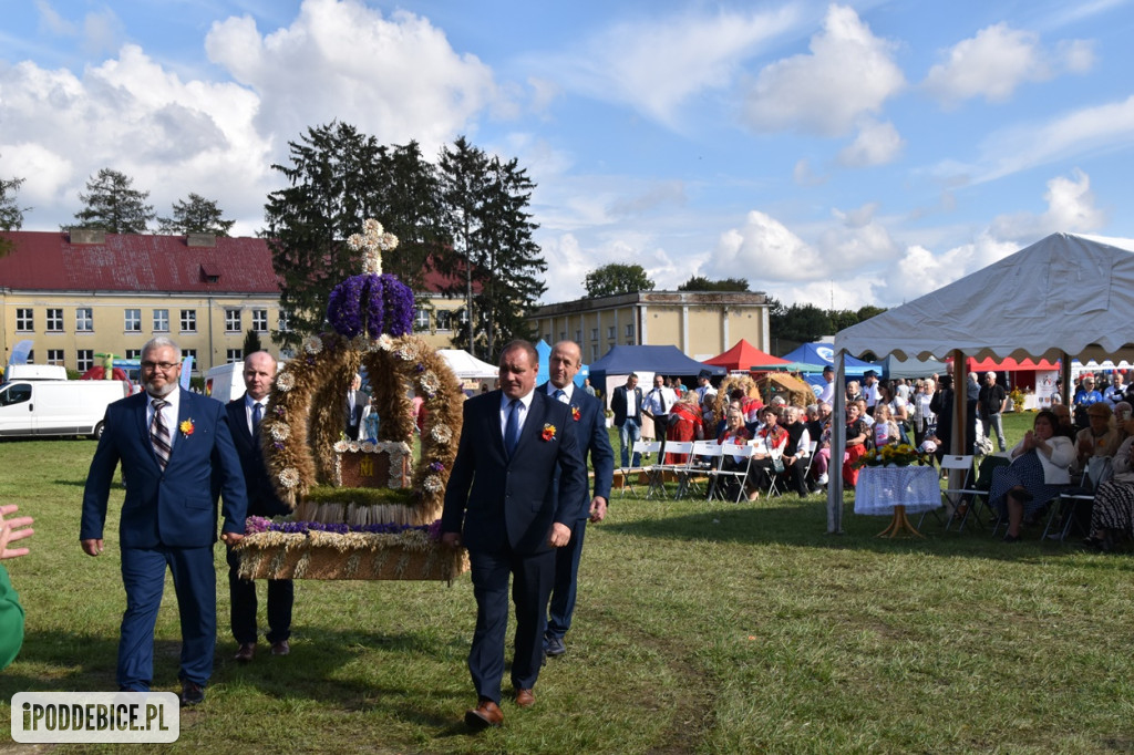 XII Dożynki Powiatu Poddębickiego połączono z Gminno-Parafialnym Świętem Plonów [ZDJĘCIA]