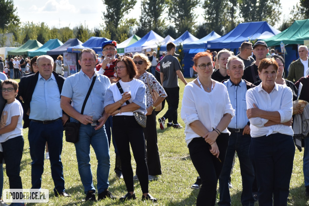 XII Dożynki Powiatu Poddębickiego połączono z Gminno-Parafialnym Świętem Plonów [ZDJĘCIA]