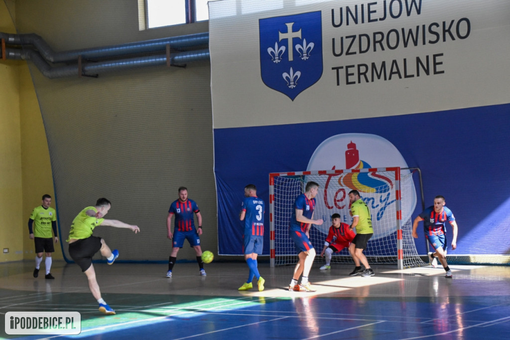 Jedenaście drużyn zagrało w VIII Turnieju Halowej Piłki