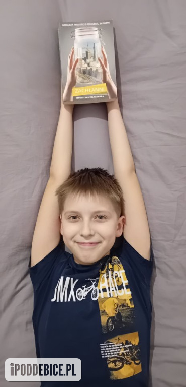 „Sleeveface, czyli ubierz się w książkę”