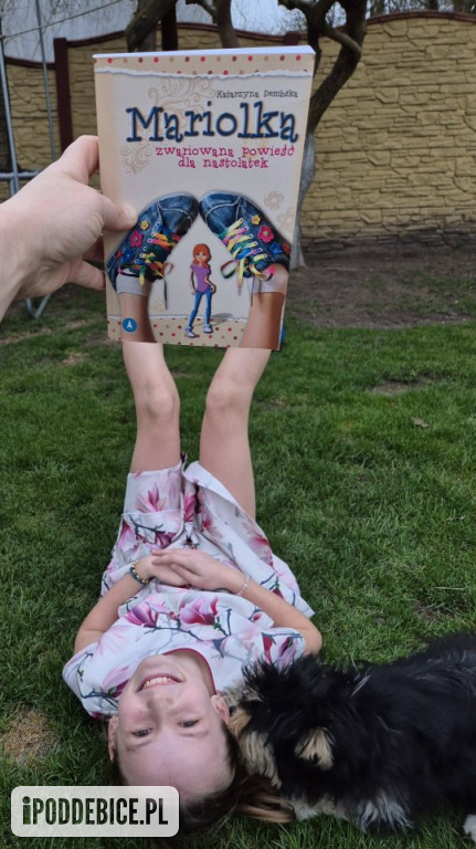 „Sleeveface, czyli ubierz się w książkę”