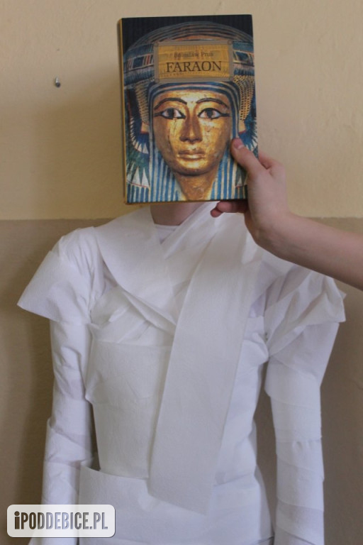 „Sleeveface, czyli ubierz się w książkę”