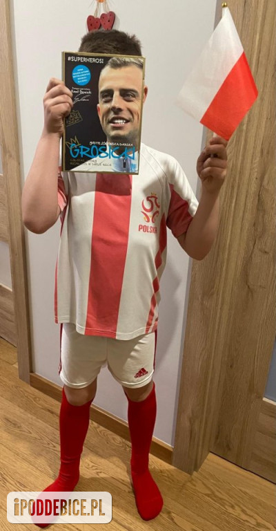 „Sleeveface, czyli ubierz się w książkę”