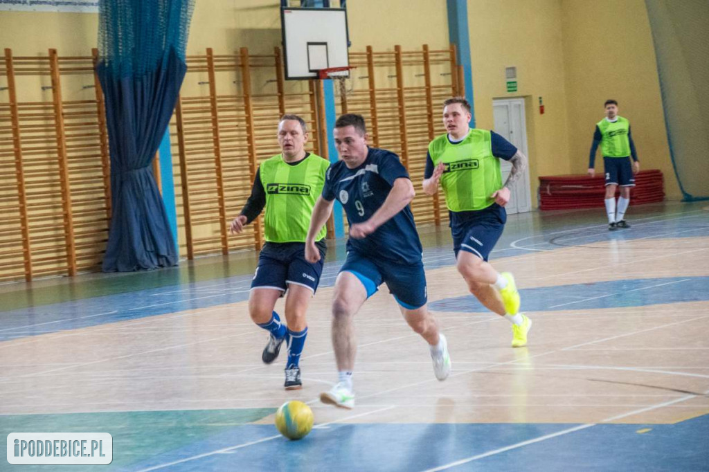 Policjantki i policjanci zagrali w Turnieju Halowej Piłki Nożnej