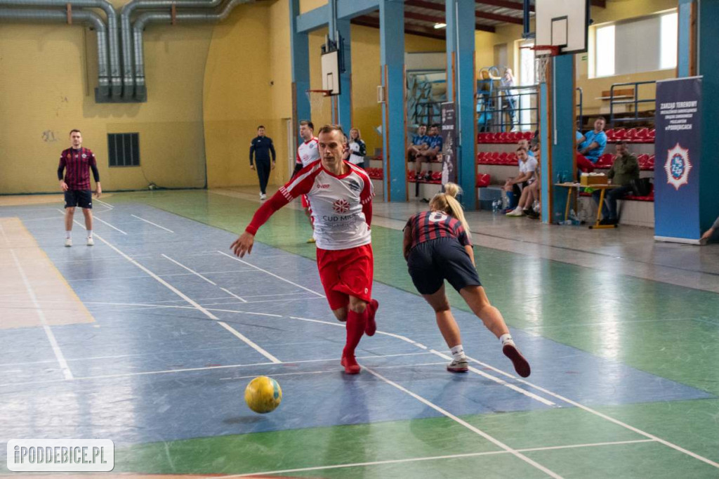 Policjantki i policjanci zagrali w Turnieju Halowej Piłki Nożnej