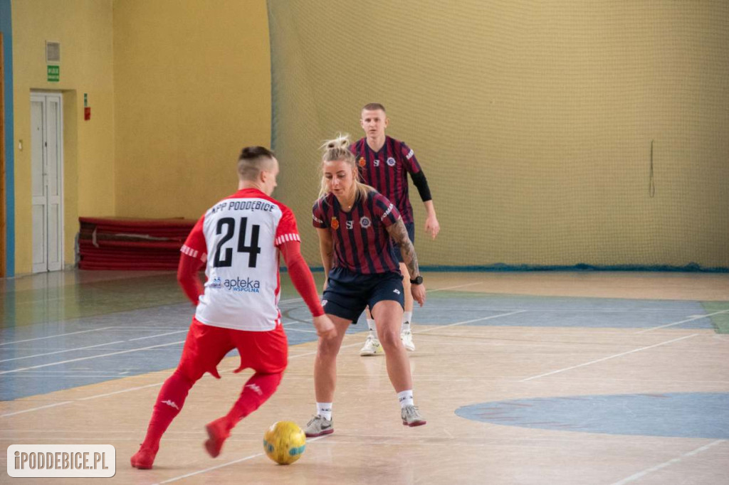 Policjantki i policjanci zagrali w Turnieju Halowej Piłki Nożnej