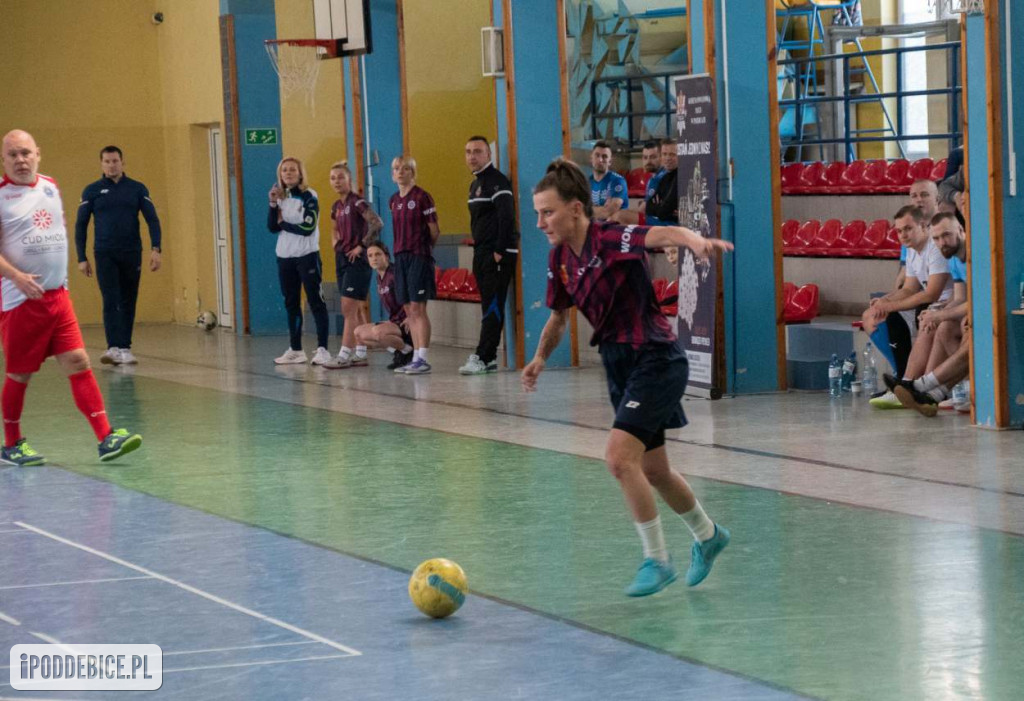 Policjantki i policjanci zagrali w Turnieju Halowej Piłki Nożnej