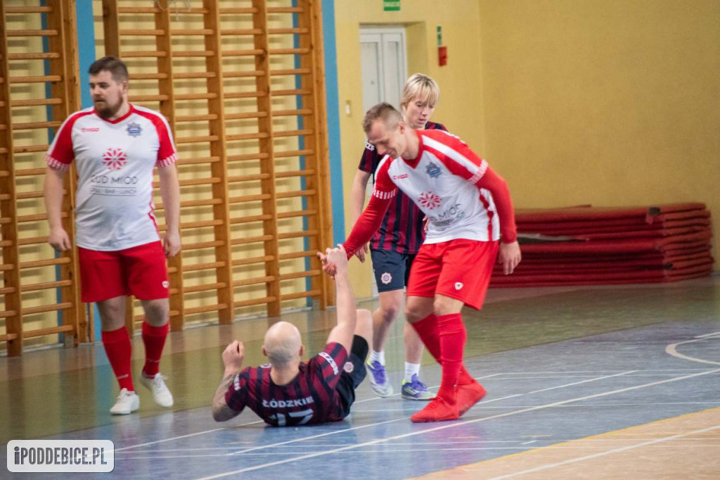 Policjantki i policjanci zagrali w Turnieju Halowej Piłki Nożnej