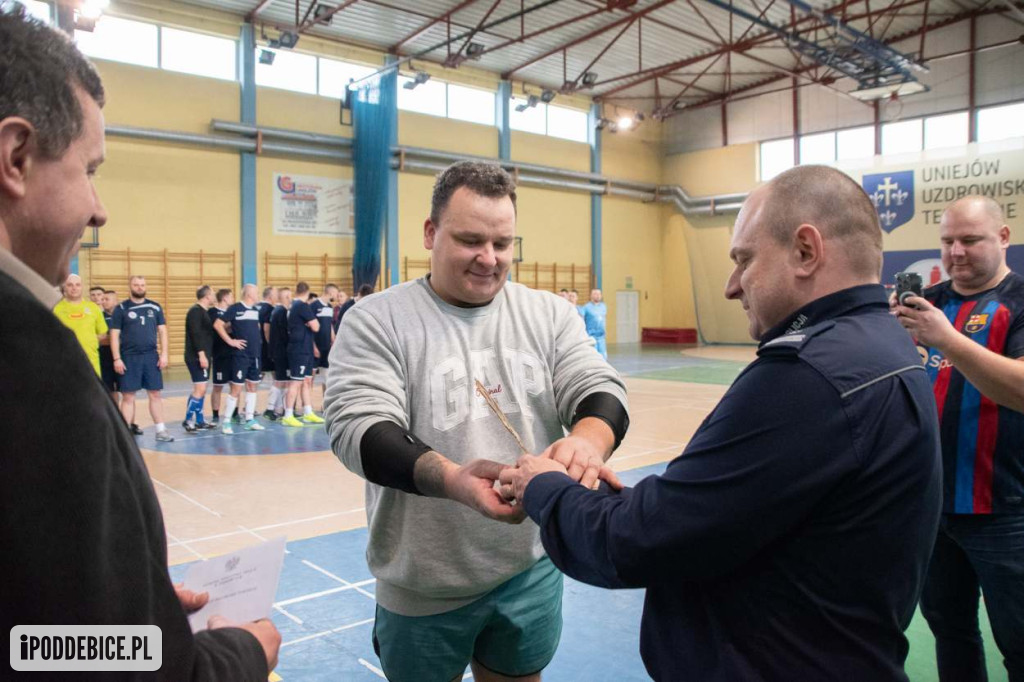 Policjantki i policjanci zagrali w Turnieju Halowej Piłki Nożnej