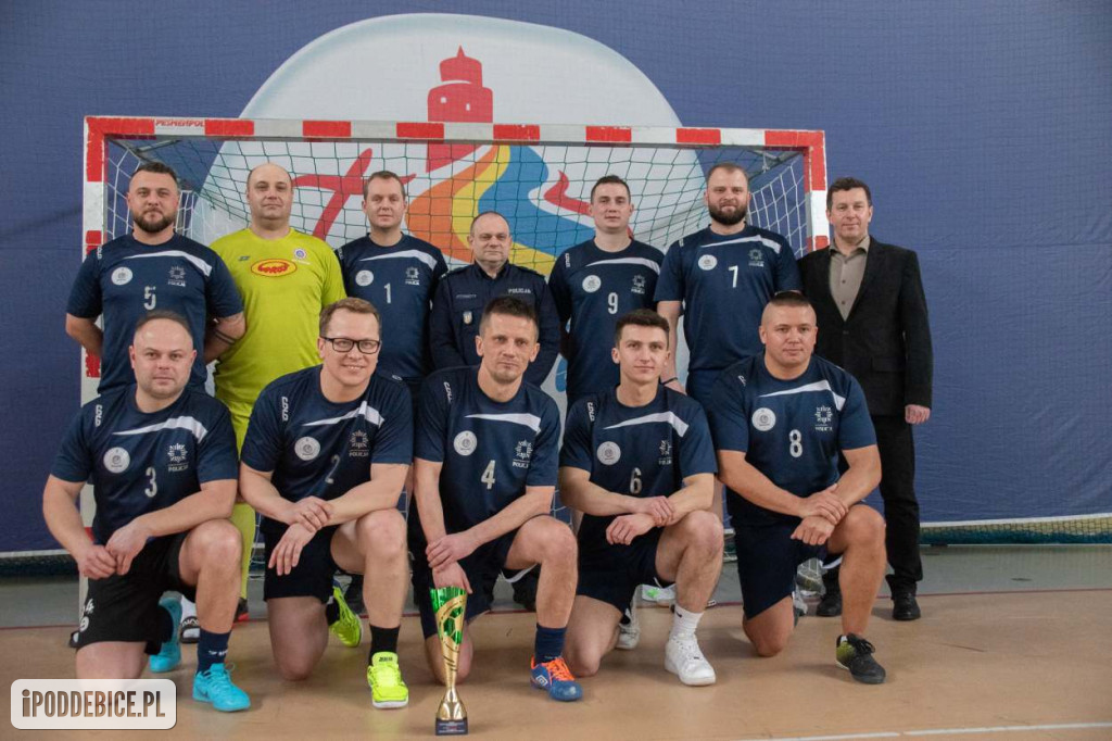 Policjantki i policjanci zagrali w Turnieju Halowej Piłki Nożnej