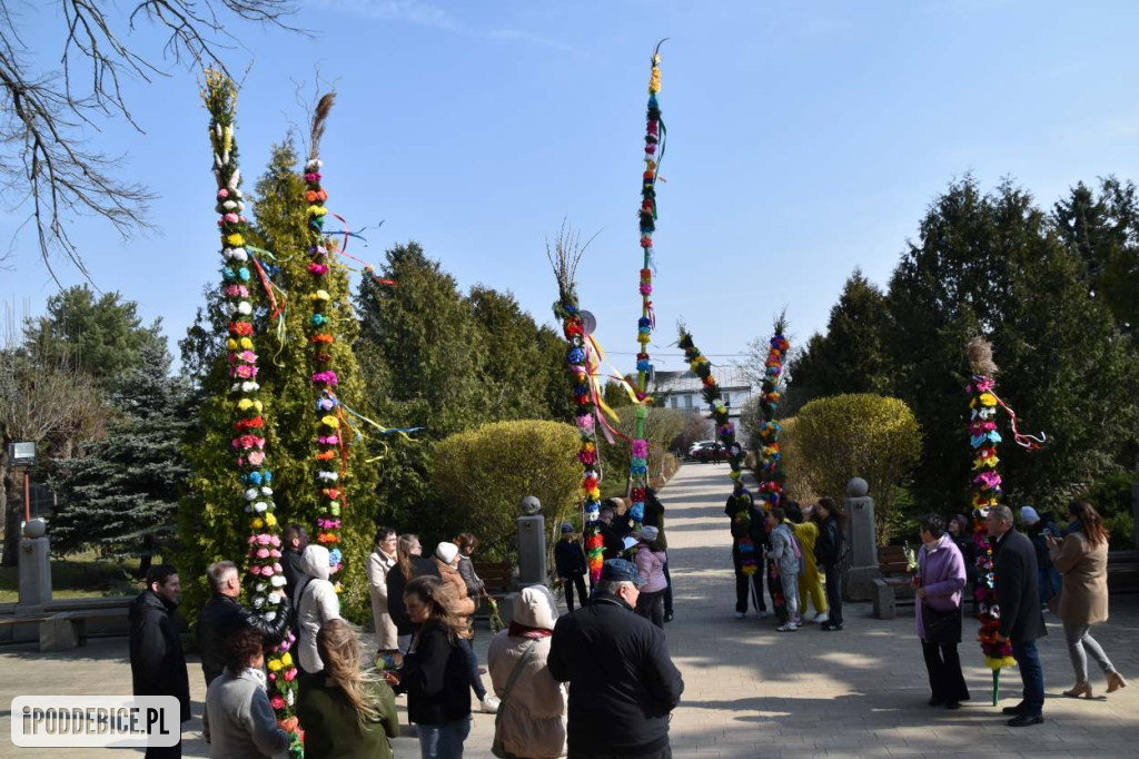 Osiem metrów tradycji. Olbrzymie palmy wielkanocne