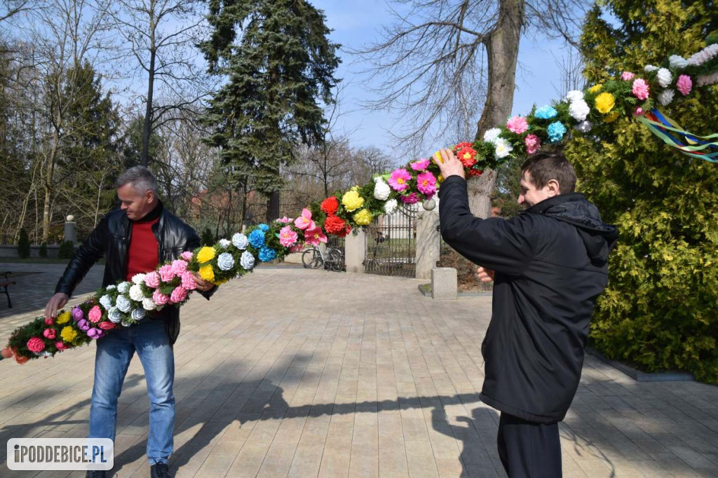 Osiem metrów tradycji. Olbrzymie palmy wielkanocne