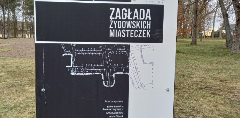 Wystawę można oglądać w Ogrodzie Zmysłów w Poddębicach przy Poddębickim Domu Kultury i Sportu 