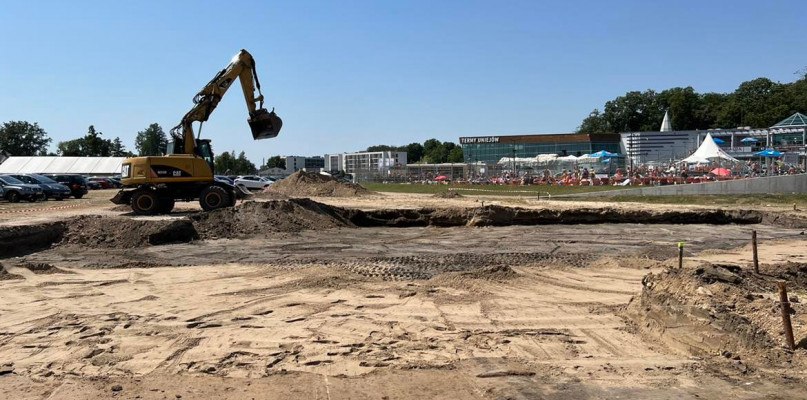 Aż cztery boiska do plażowej piłki siatkowej mają powstać jeszcze w wakacje na terenie pomiędzy plażą, a Termami w Uniejowie.