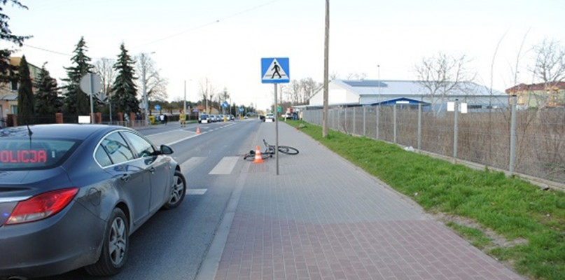 76-letnia cyklistka, wjechała wprost przed jadący w tym samym kierunku samochód osobowy. . źródło: KPP Poddębice